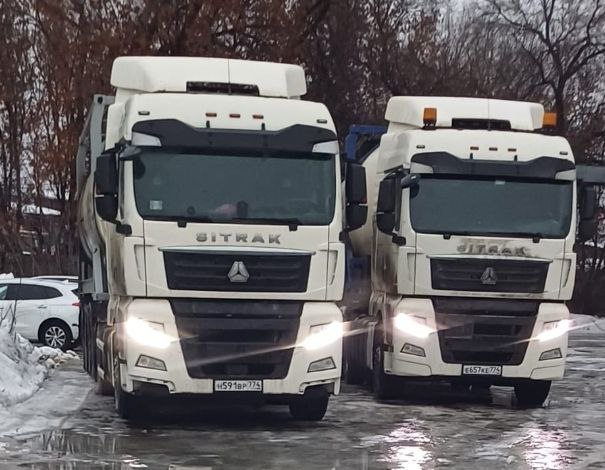 Два SITRAK едут на сервис