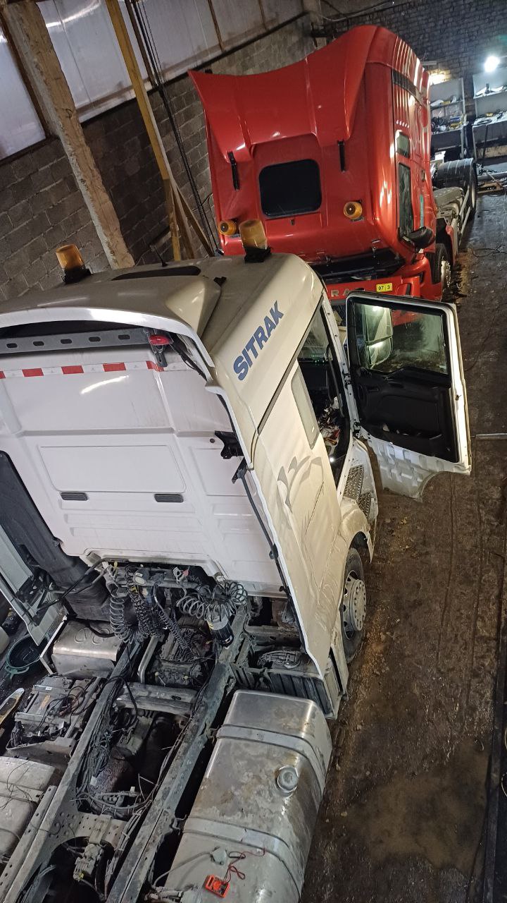 Два SITRAK в боксе