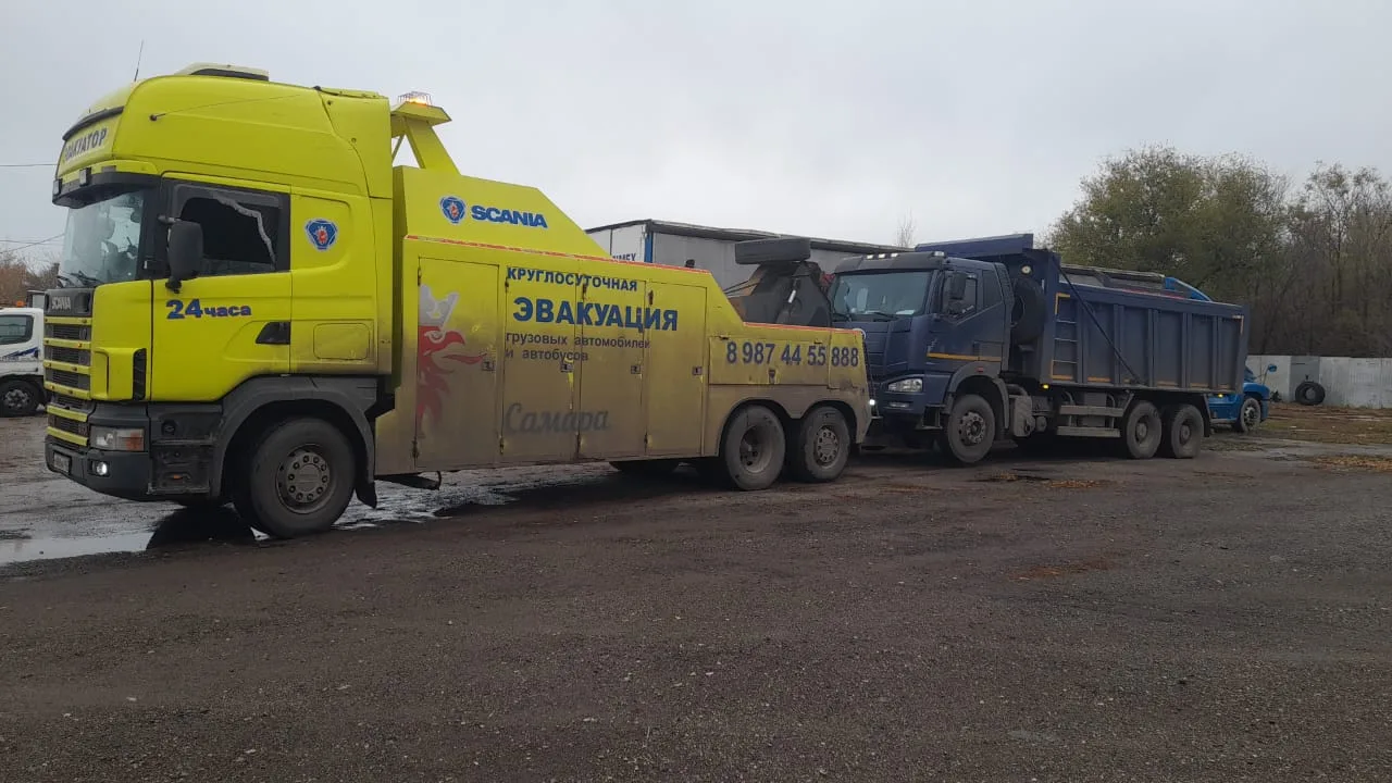 Scania буксирует синий самосвал