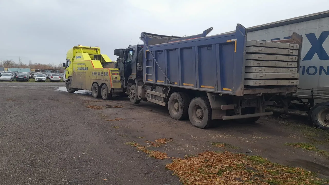 Scania буксирует самосвал