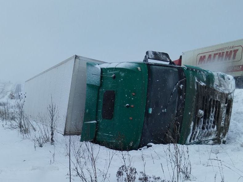 Перевёрнутый грузовик