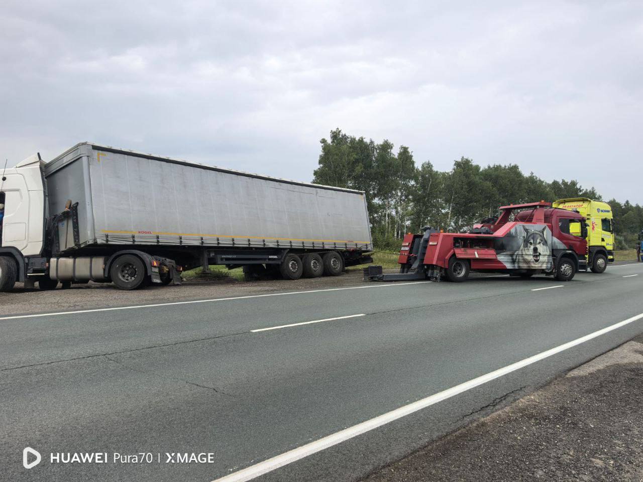 Scania буксирует фуру на трассе