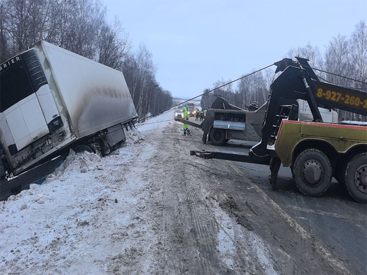 Фура в кювете