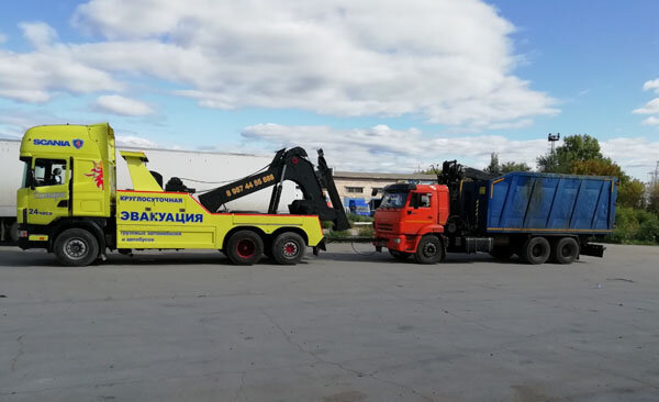 Scania с краном-манипулятором загружает КАМАЗ