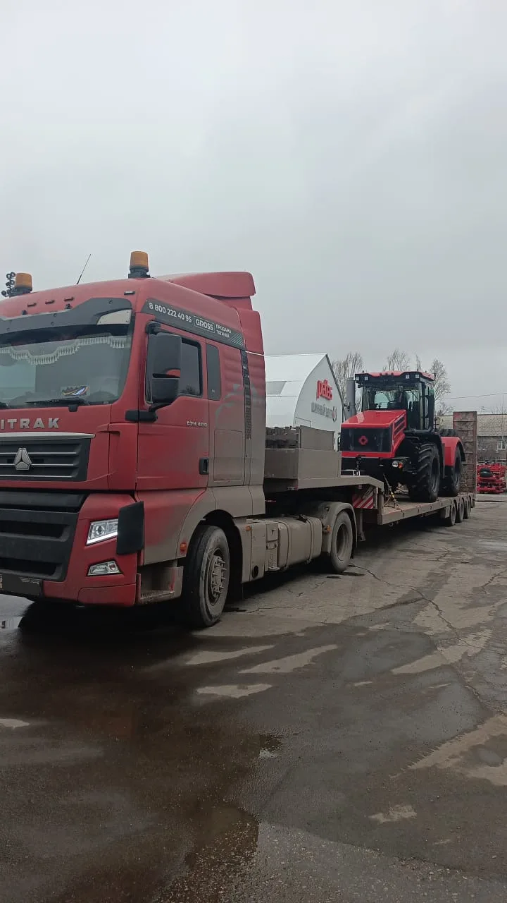 SITRAK с трактором на трале