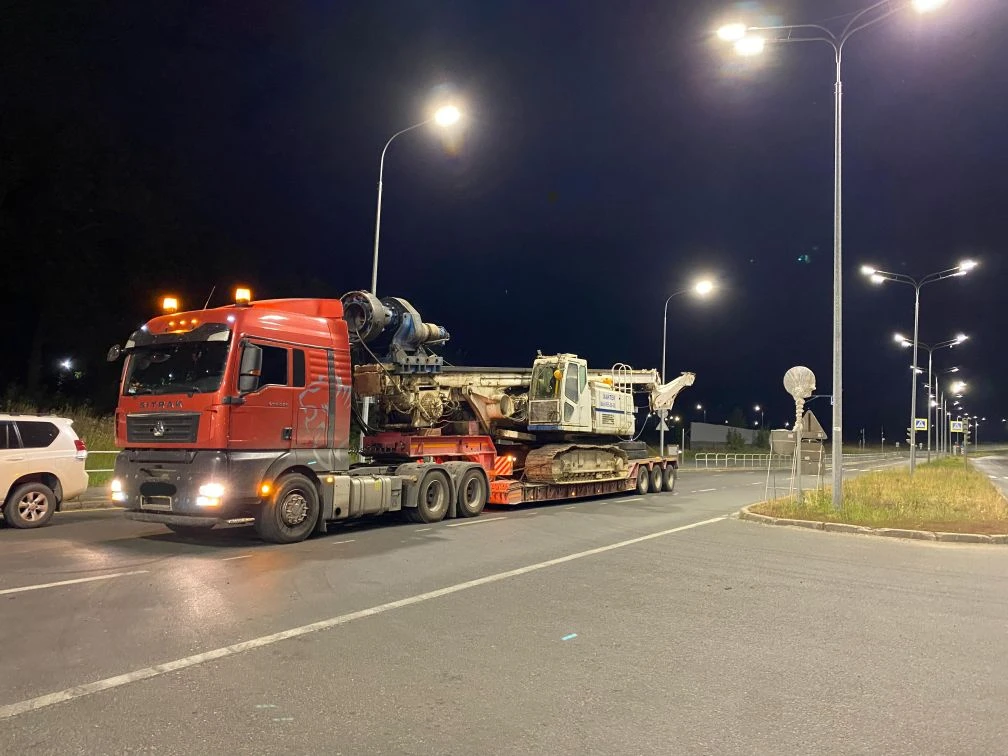 Ночная перевозка буровой