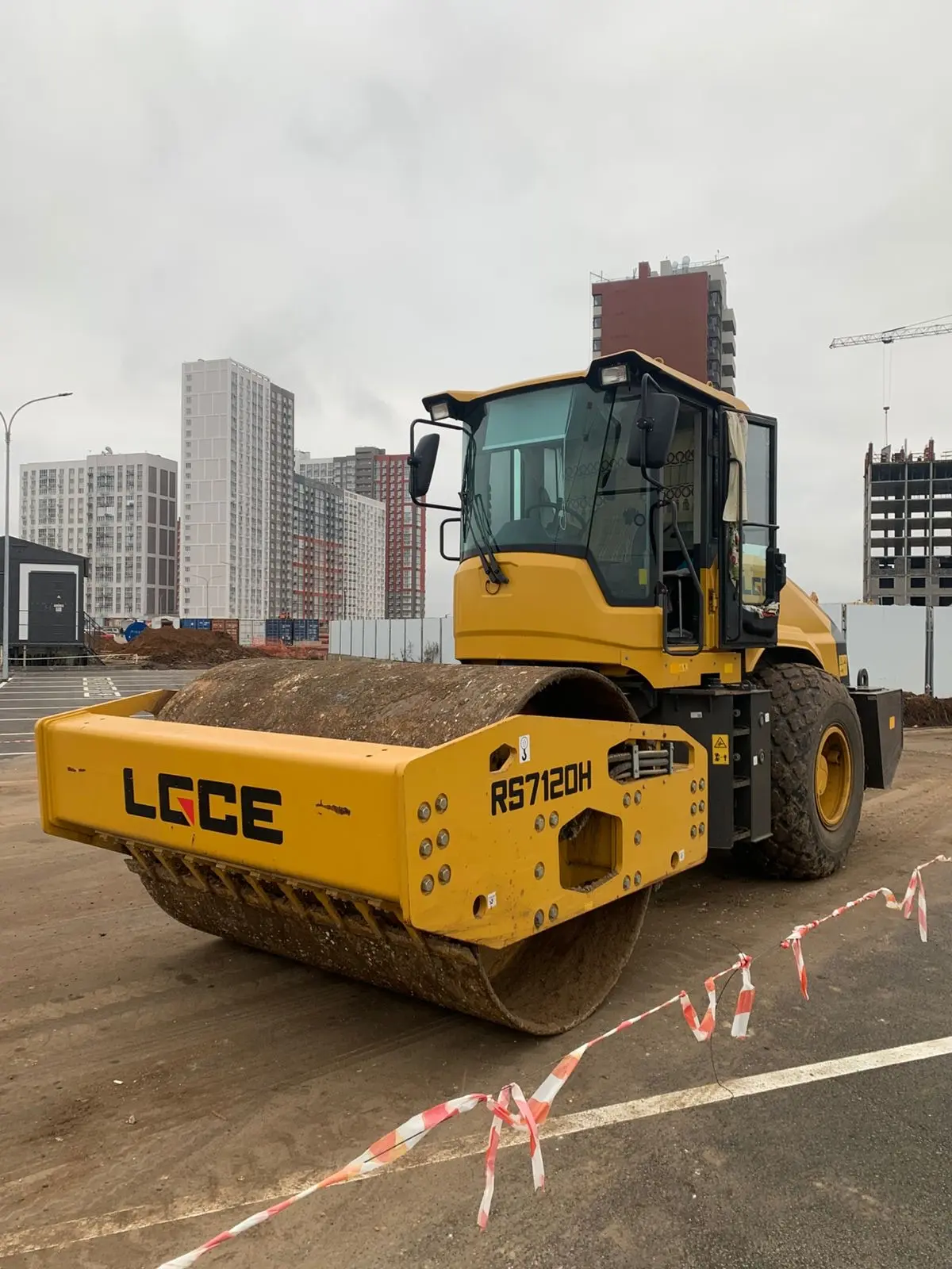 Грунтовый каток LGCE RS7120H на стройплощадке