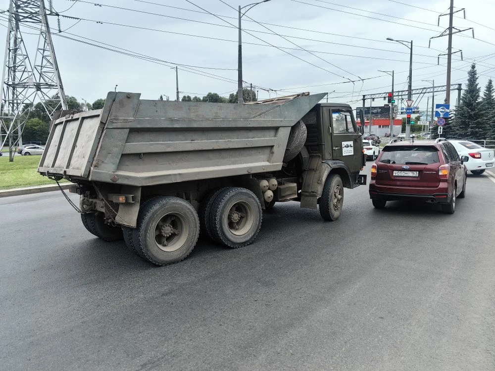 Самосвал КамАЗ 5511 на дороге