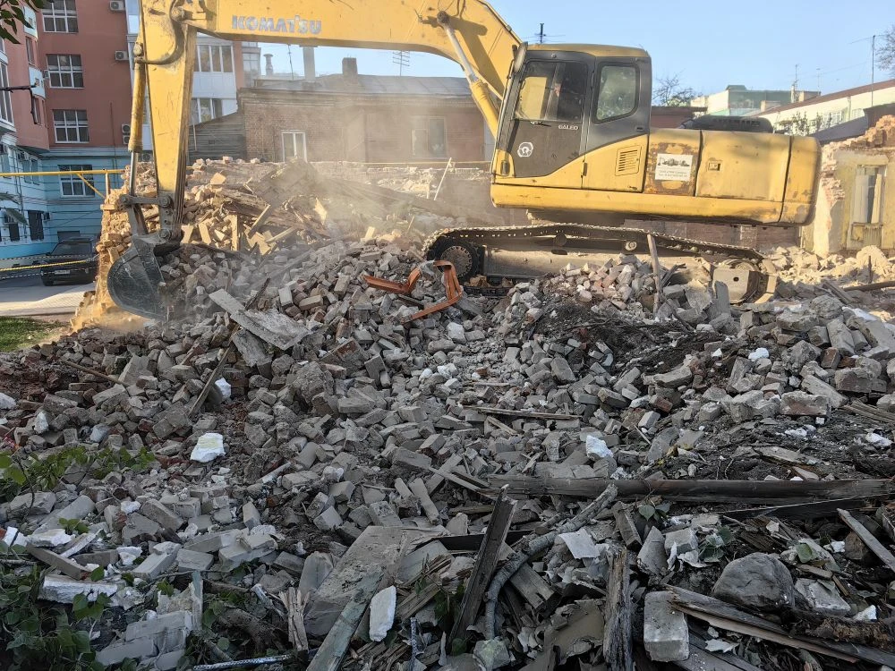 Гусеничный экскаватор Komatsu на сносе