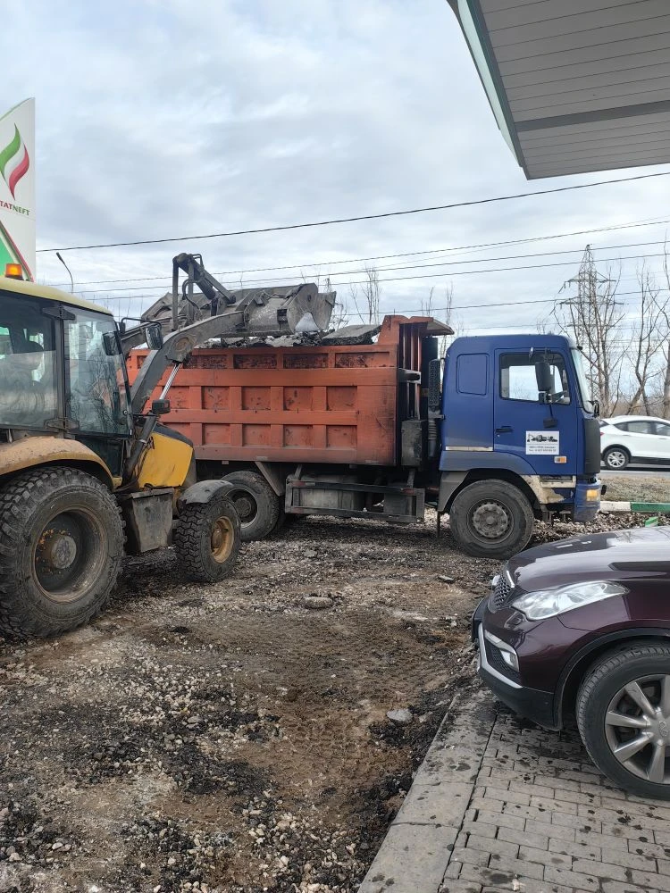 Volvo BL61 грузит самосвал