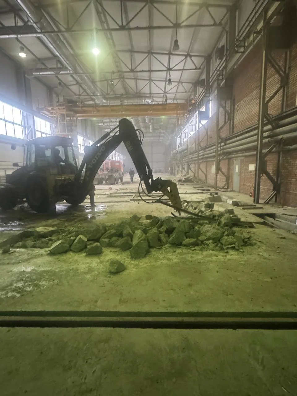 Экскаватор-погрузчик Volvo BL61 с гидромолотом в аренду, Самара