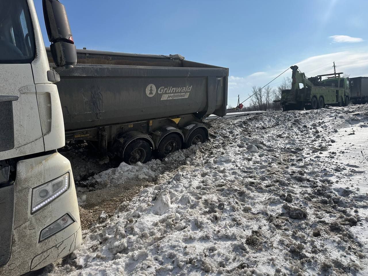 Самосвал в грязи