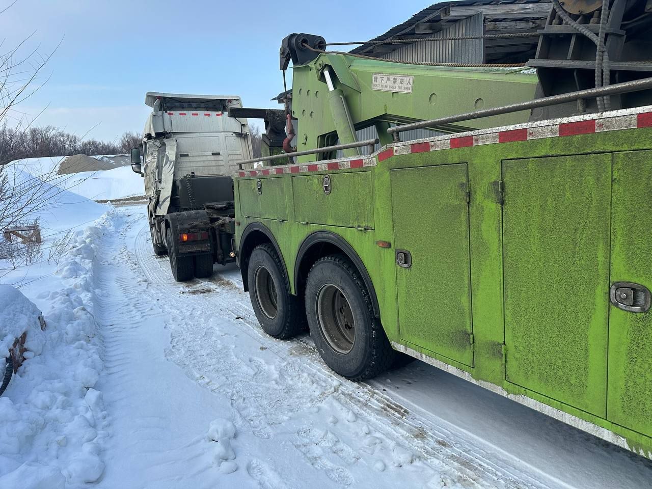 Эвакуация зимой — буксировка тягача