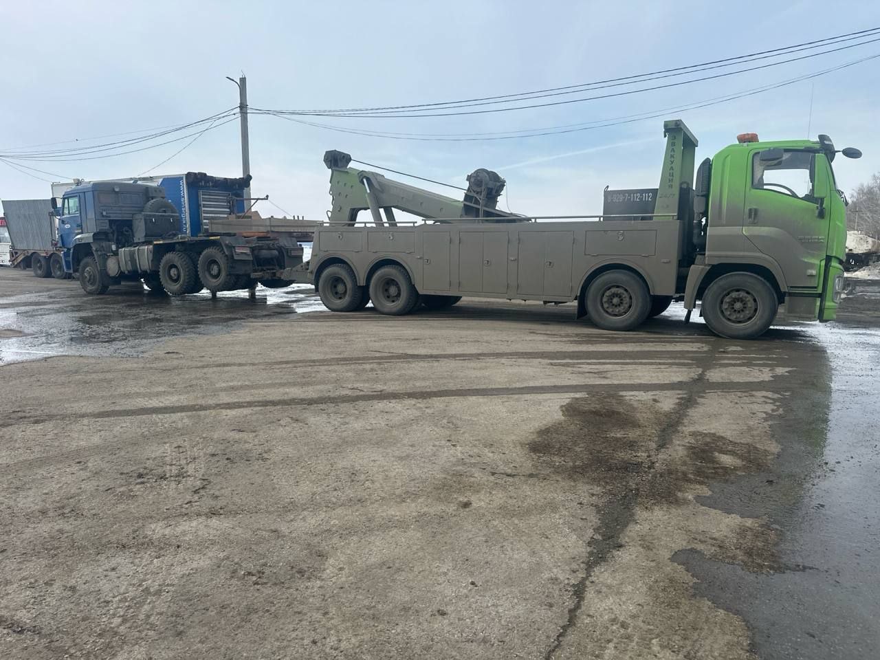 Эвакуатор и грузовик