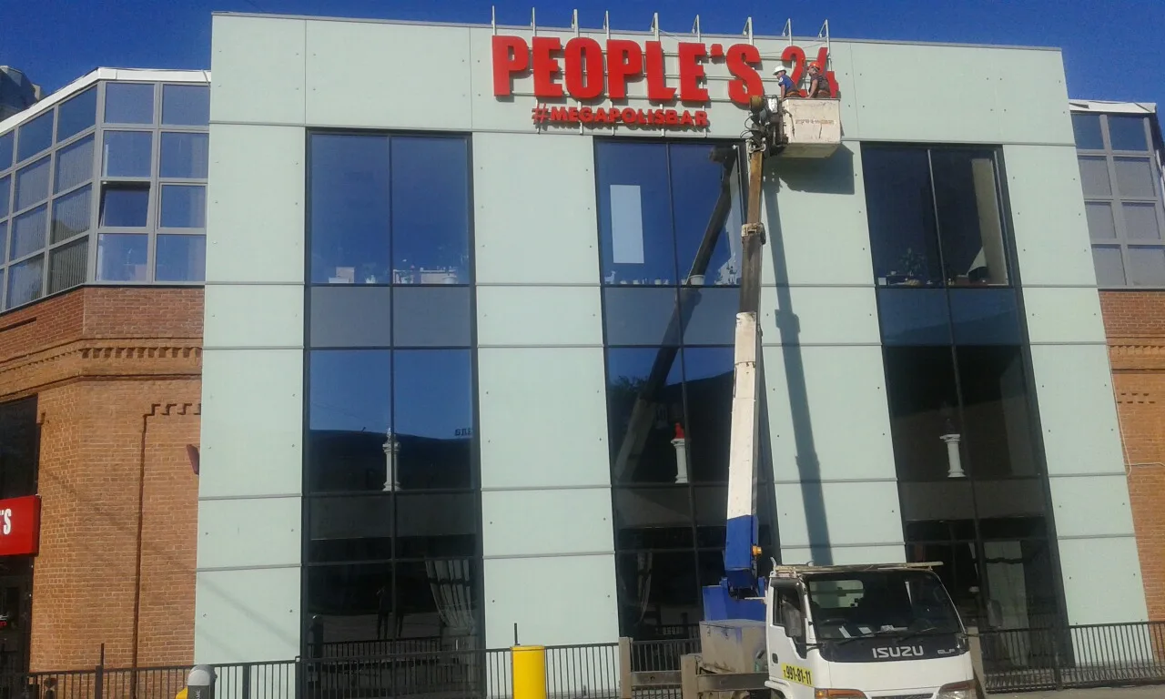 Автовышка Isuzu Forward — монтаж рекламных конструкций, Самара